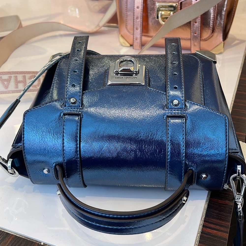 MICHAEL KORS
Manhattan Medium TH SCHOOL Crackled Metallic Leather SATCHEL
NWT - Picture 10 of 16